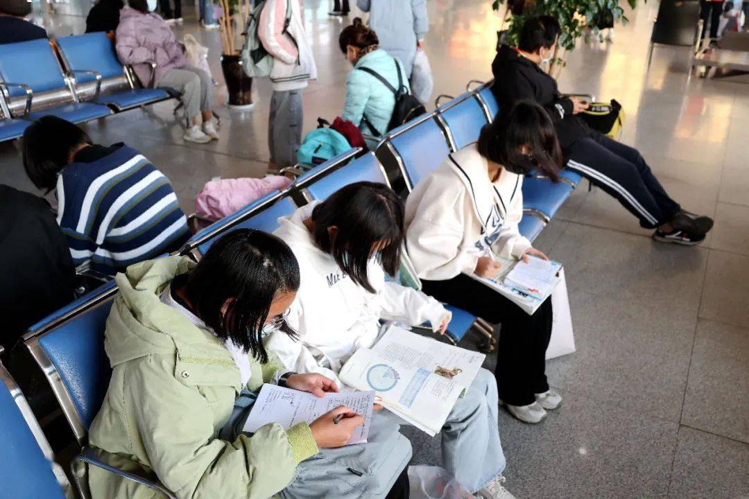 大山里的绿皮公交圆莘莘学子求学梦