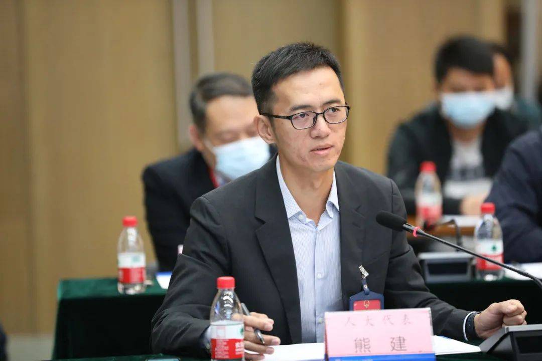 熊建代表"目前噪声扰民问题的现实解决方案是加大处罚力度,只有通过