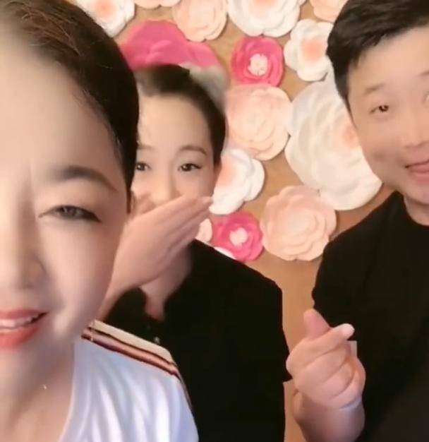 丫蛋与二婚老公现身丈夫小鹏飞状态不如前夫婆婆比儿媳还显嫩