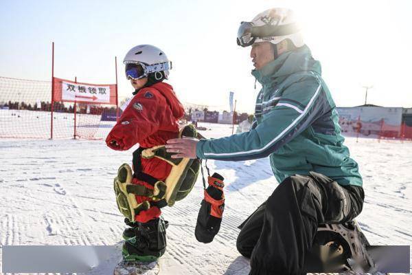 极地|走近冬奥丨民宿老板“变身”滑雪教练