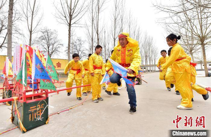 传承|河北省级“非遗”抬花杠进校园 小学生与传承人共同感悟“抬杠”魅力