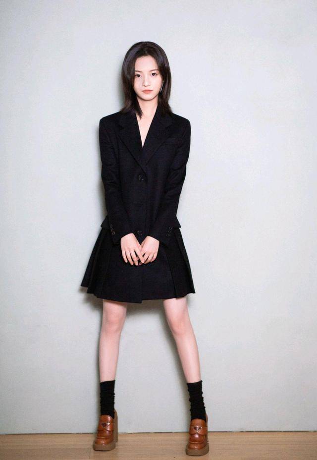 年仅17岁的李庚希,颇有少年意气,但穿搭之中又不