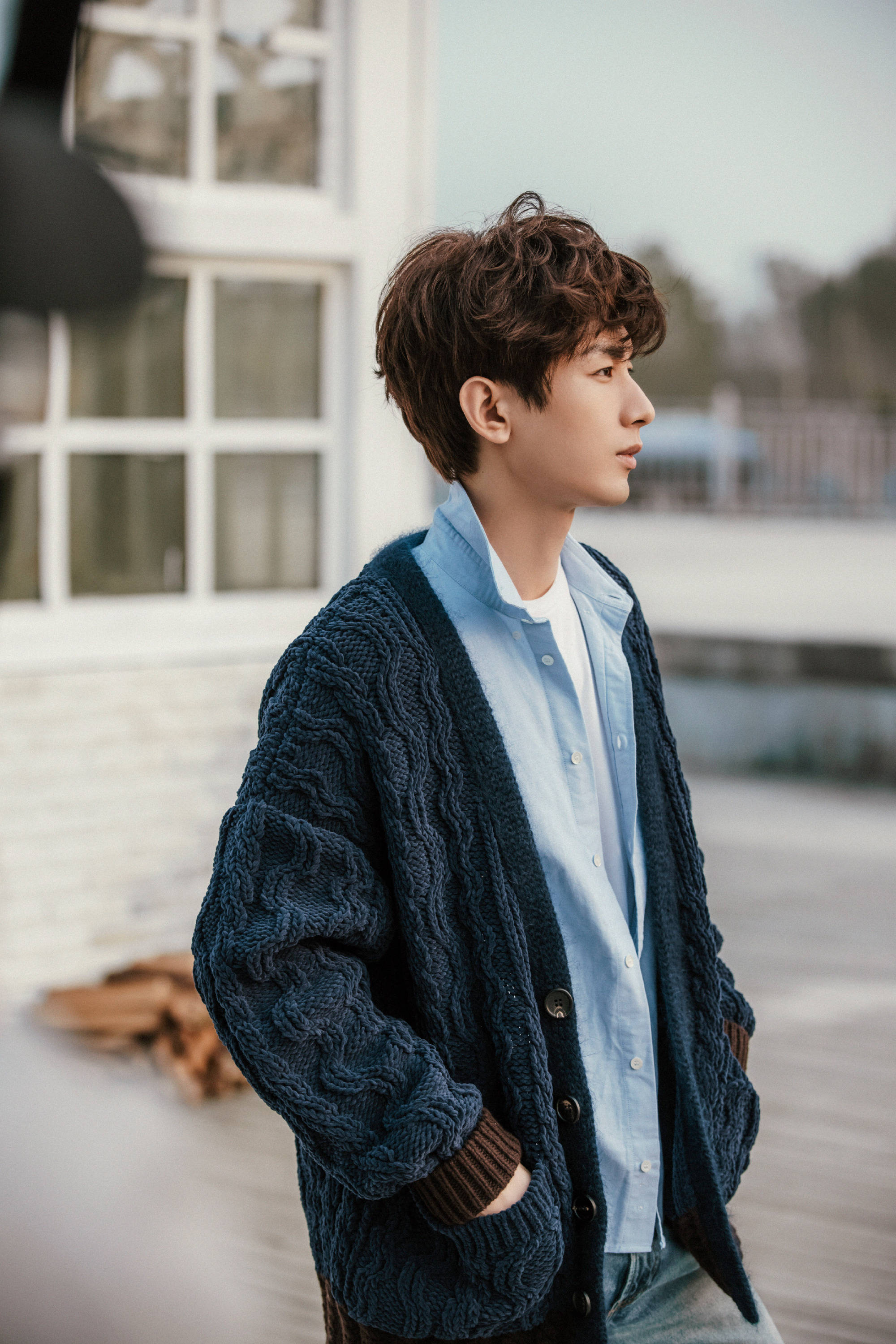今日大雪成毅新鲜写真图 蓝色针织衫 蓝衬衫的卷毛成毅……_少年_治愈