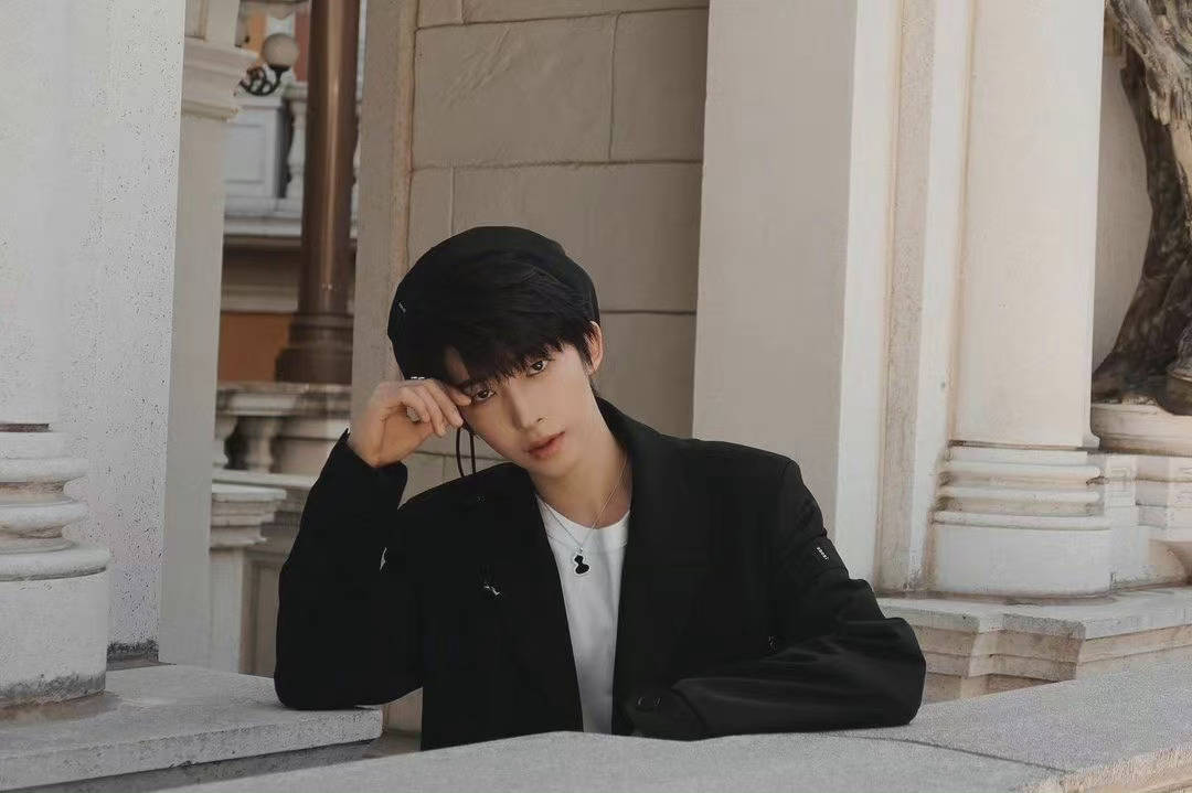 刘宇ins更新黑色贝雷帽77同色系西装经典时尚