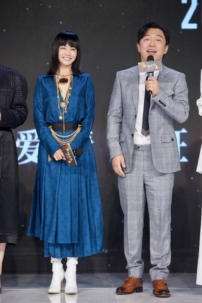 黄渤调侃谭卓造型像埃及艳后谭卓笑称黄渤是巨头