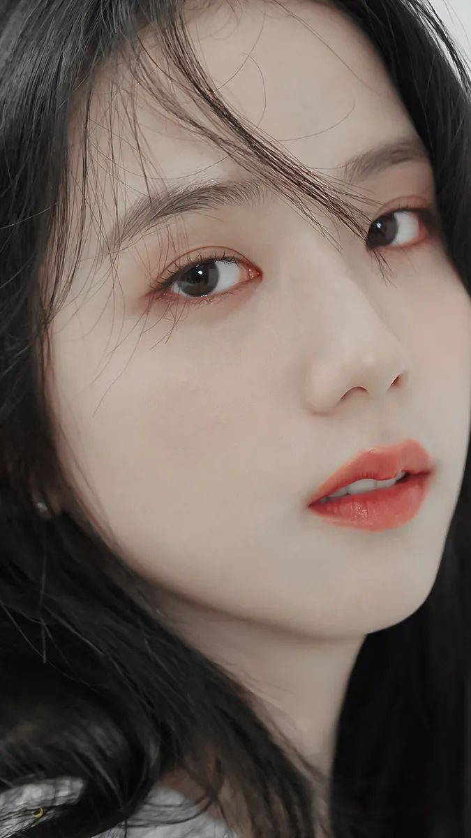 jisoo首次担任女主角出演的电视剧《雪滴花》预计将在下半年播出.