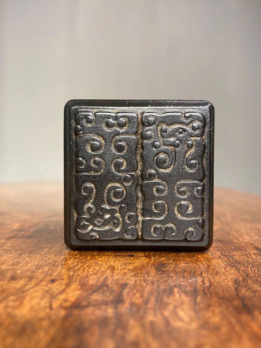 博古螭龙纹方章是《用之美》专栏最近接受藏家委托整理的一批文房印章