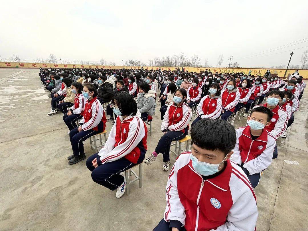 家校携手心同行和谐共育促成长腰山镇中学举行阶段性师生成果表彰大会