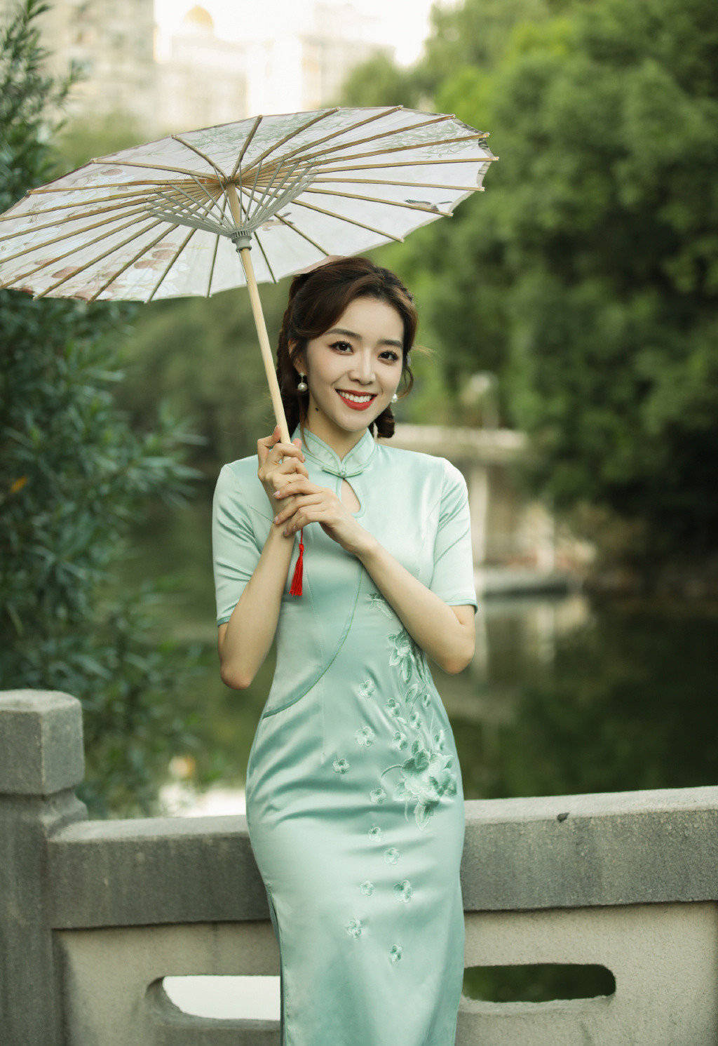 余霜穿旗袍大秀身材水蛇腰削肩膀清纯可人有大家闺秀的即视感