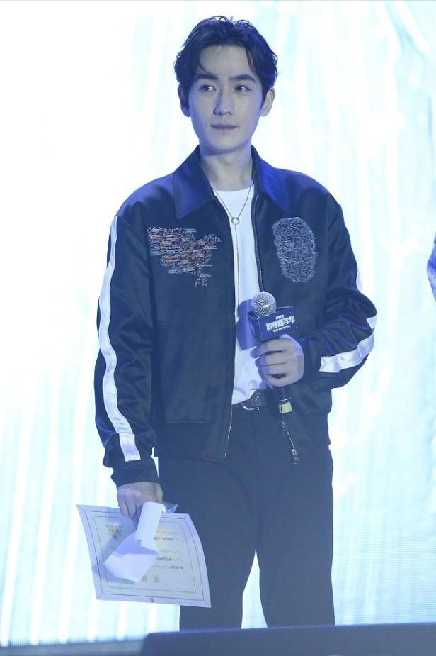 朱一龙180cm的身高不算矮了,就是头围有点大,显得身材不够高大_夹克