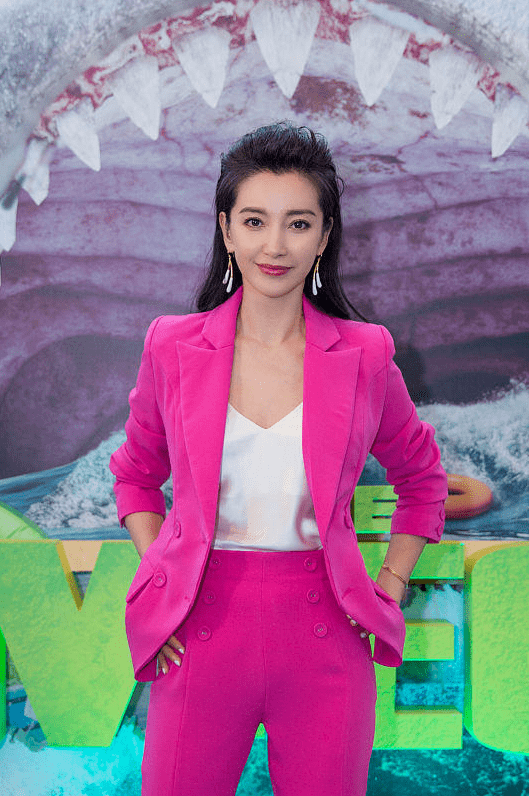 48岁李冰冰容颜未老一身玫红色西服套装干练潇洒霸气潇洒