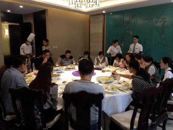 苏芒|曹德旺一张饭局私照流出，打脸多少人：你以为的人脉，都是假的