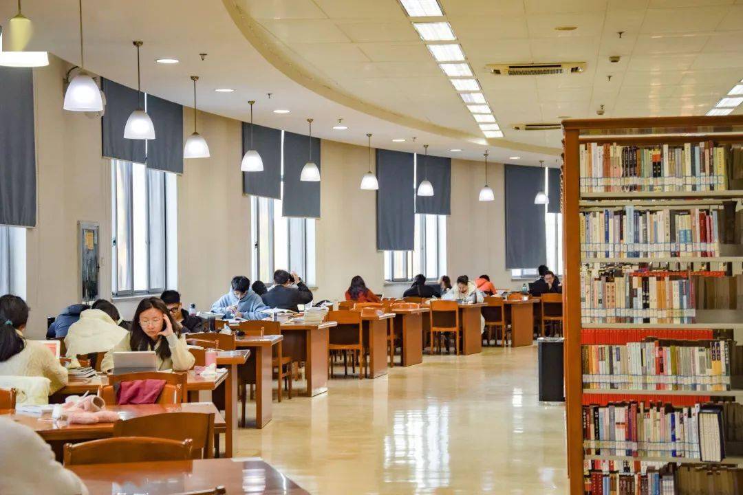 终会绽放出耀眼的光芒那些为了赶路而低头不语的日子你们是图书馆不变