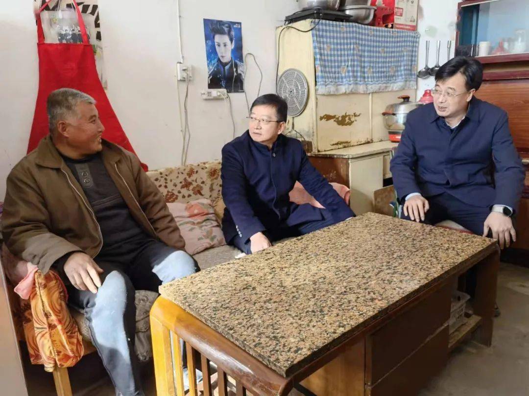 薛占祥一行首先前往聂家坪村看望兜底保障户周战一家人,为他们送上米