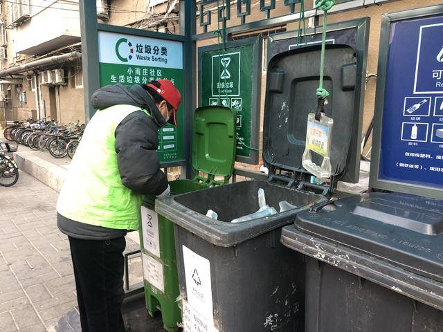 社区垃圾分拣员：在厨余垃圾桶里“找茬”