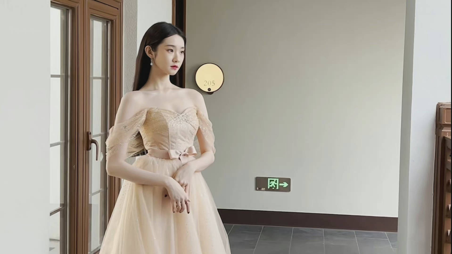 张艺凡今日活动造型9615,这身露肩薄纱礼裙好美啊……_张艺凡