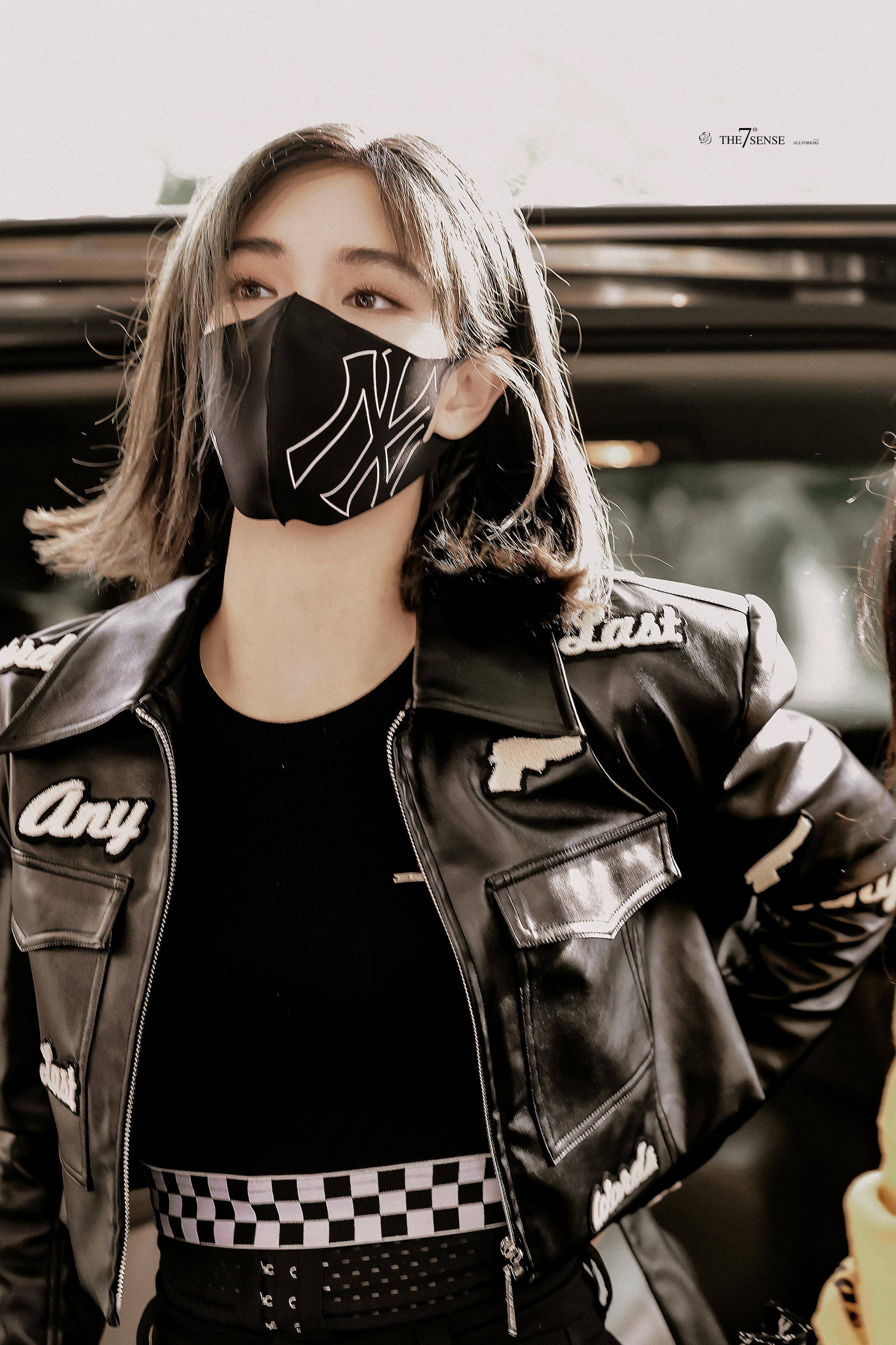 许佳琪上班饭拍allblack造型皮衣外套kiki好帅