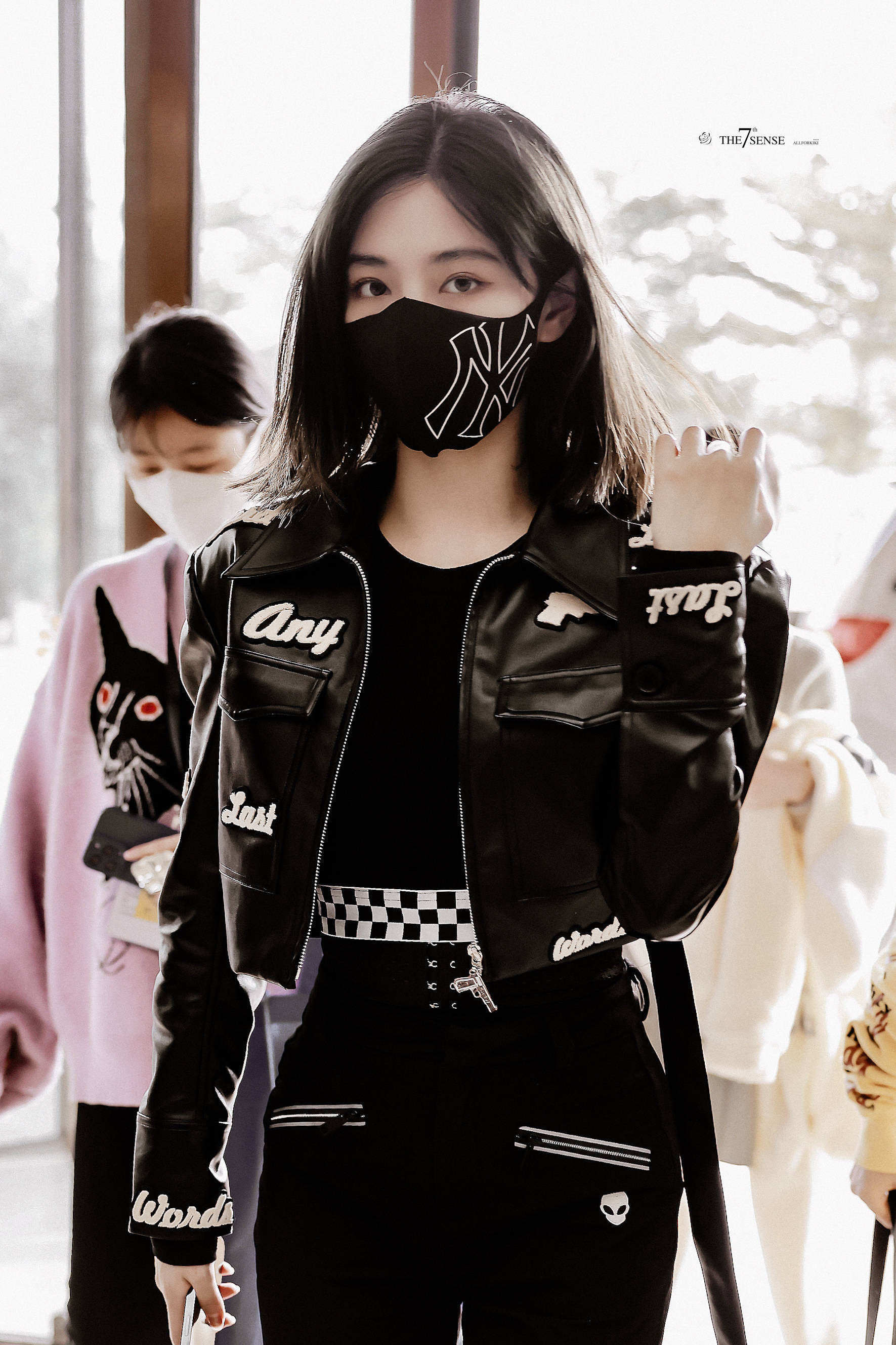 许佳琪今日机场造型饭拍allblack机车皮衣造型炫酷潇洒