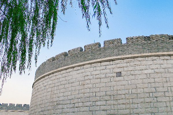 卫城城墙据史料记载,明洪武十七年(1384),为抗击倭寇,信国公汤和受明
