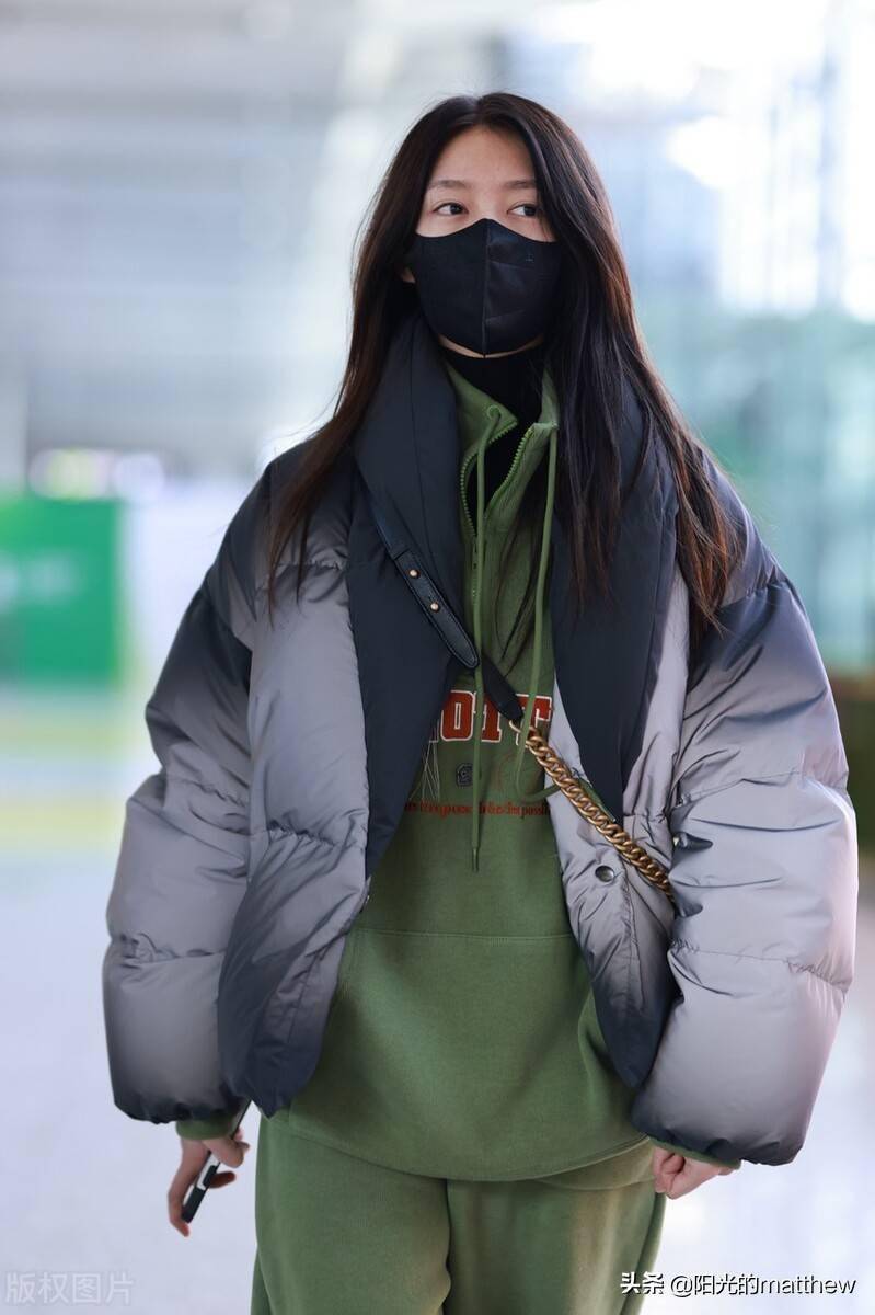 街拍傅菁穿羽绒服一头长发端庄秀丽素颜一抬头尽是温柔