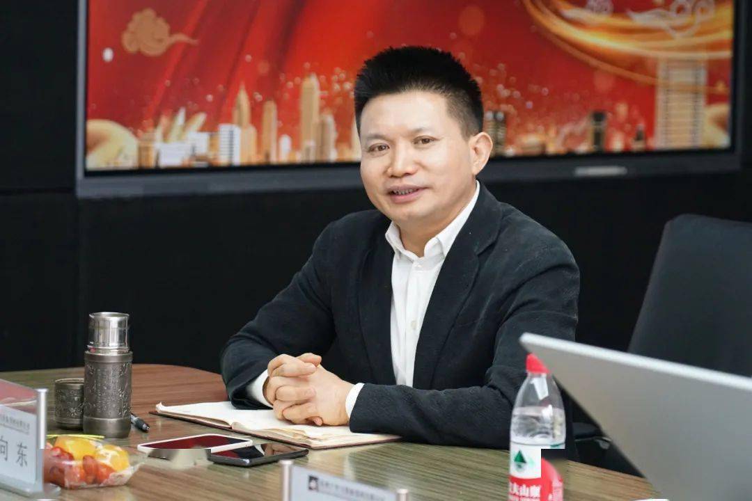 会谈中,千里马装饰李向东董事长对北新建材华南运营区总经理楼凌斌