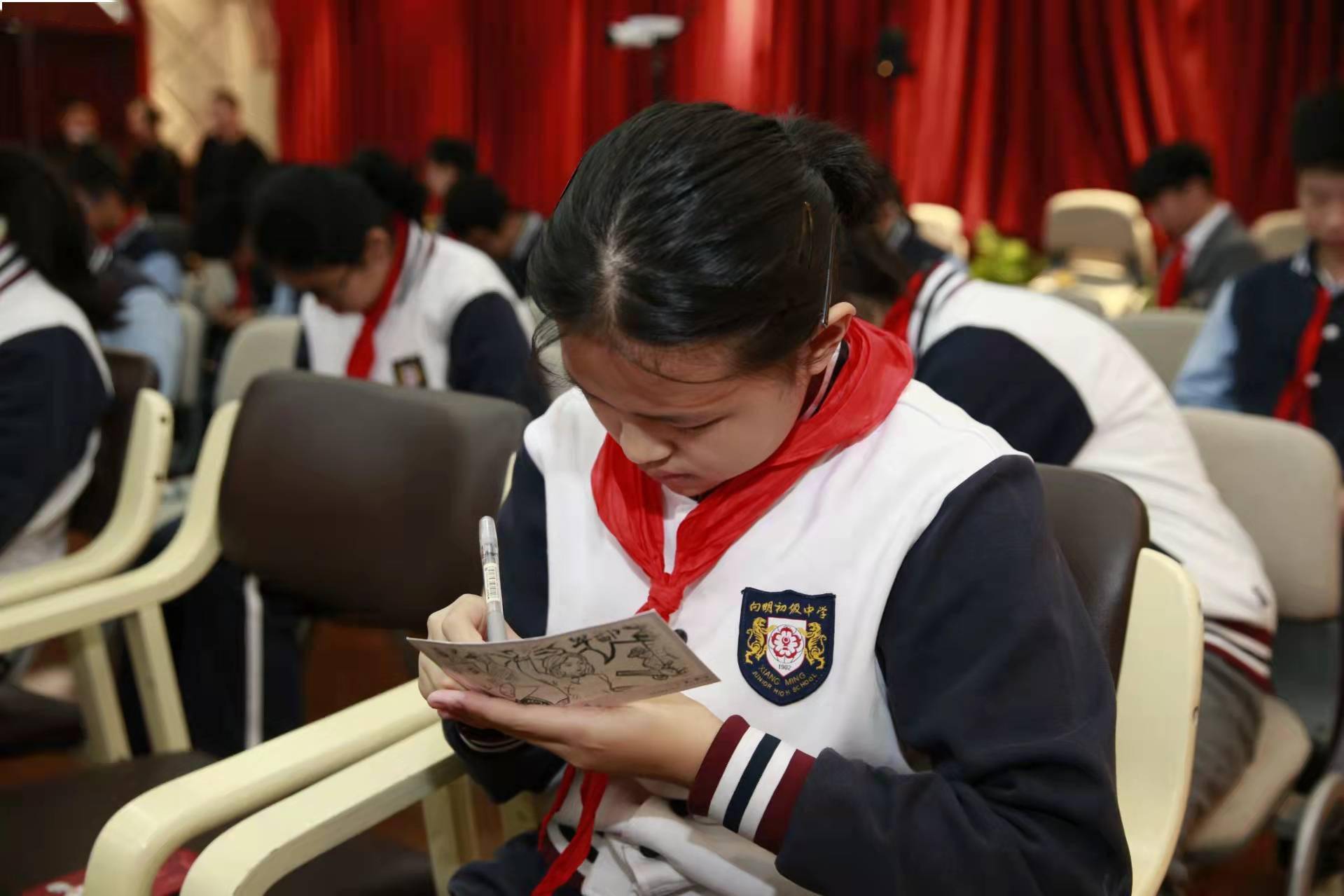 用学生 手作 对话英雄校友 向明初中首发 向茅丽瑛烈士致敬 明信片 冯玟 画面 丽瑛