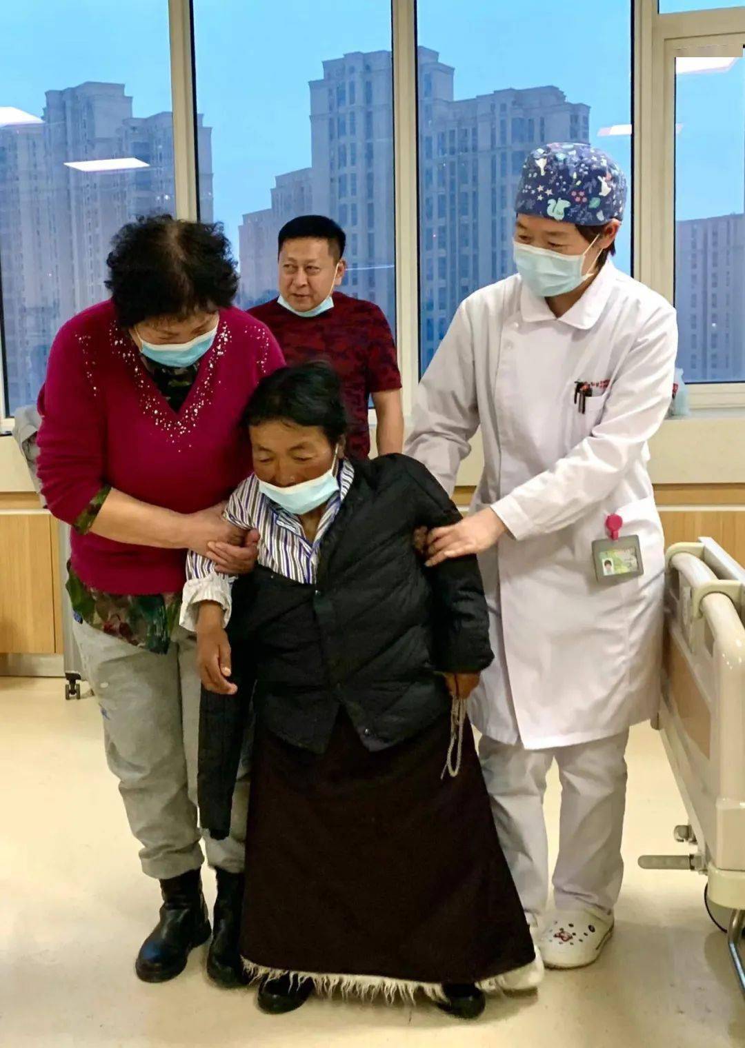 汇集力量昌都大骨节病患者赴津医治三天津援藏干部昌都市藏医院院长