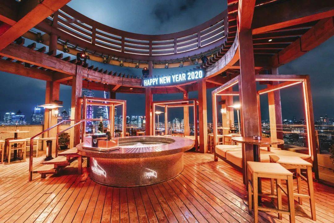 非常时髦酒吧vue bar,露台区域以日间榻让人不自觉的放松,最秀的是