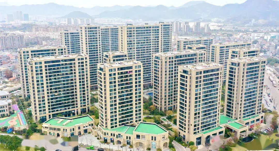 绿城兰园海城华府小区环境整洁,卫生状况良好,无乱扔杂物,随地吐痰等