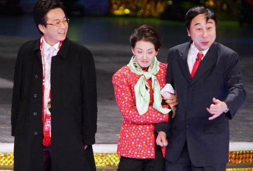 牛莉在健身房锻炼,晒出腹肌照片,45岁的她气质依旧出众_春晚_冯巩