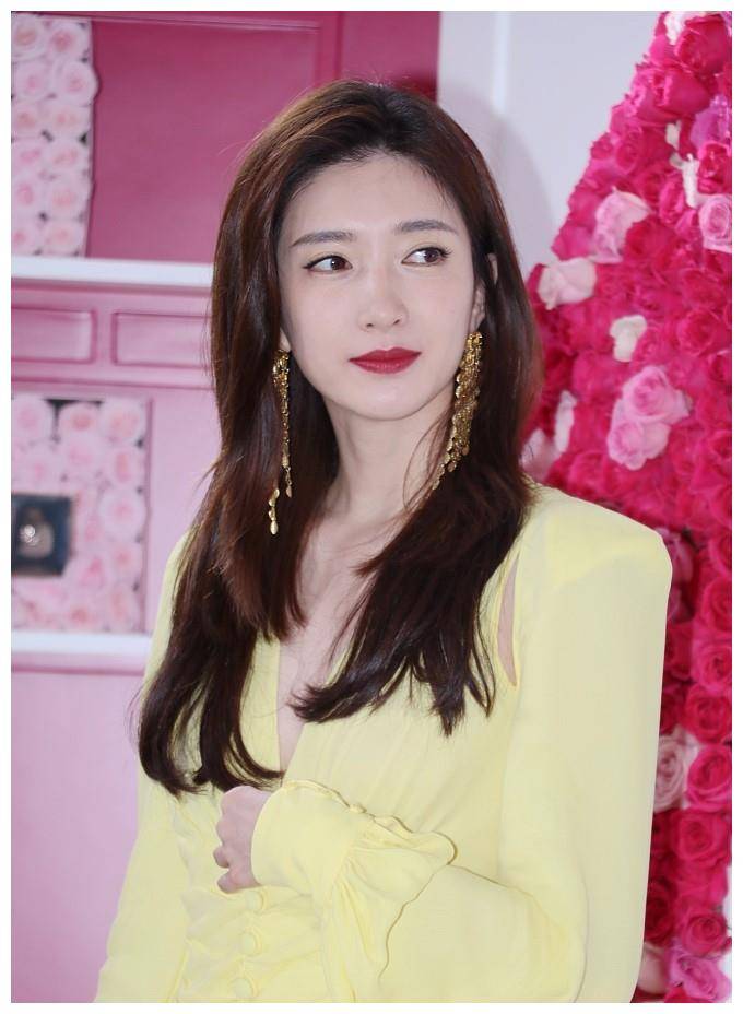 江疏影黄裙红唇清丽 为粉丝画口红动作轻柔_活动_短裙_镜头