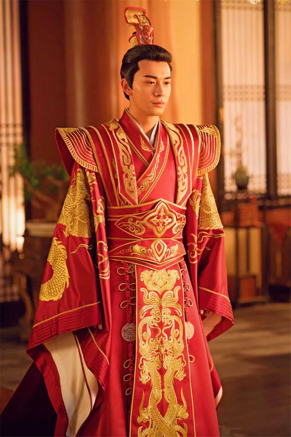 东宫太子现身,陈星旭拼接西装时髦潇洒,身高186标准的衣架子_造型