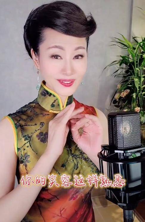 前段时间于文华晒出翻唱《甜蜜蜜》的视频,画面中于文华穿着旗袍尽显