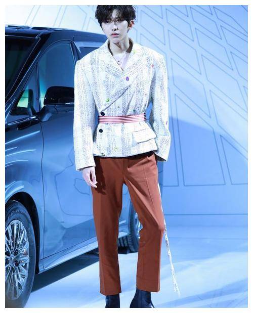 男星新造型大衣配砖红色长裤九头身黄金比例好出众