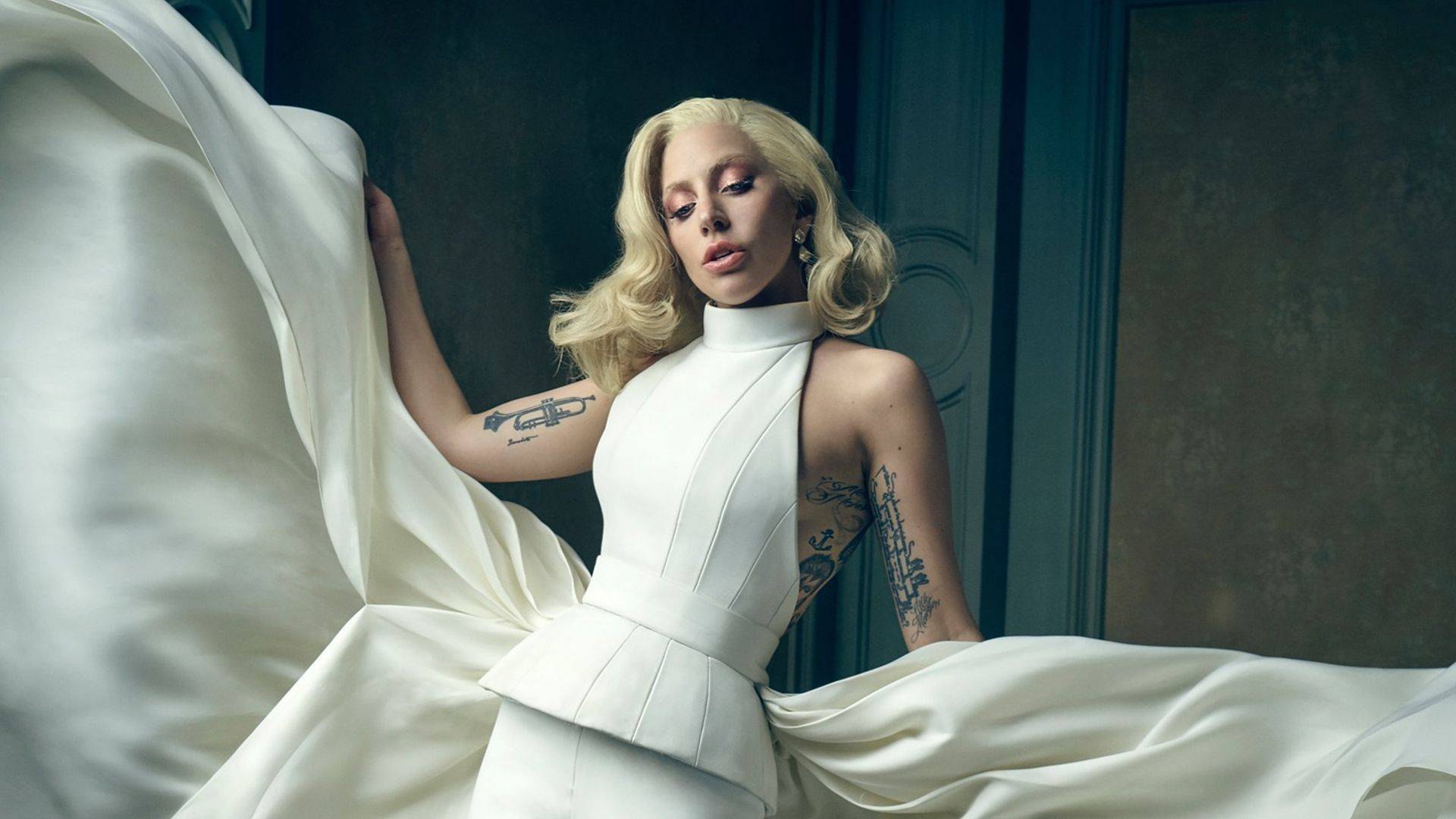 ladygaga出席首映活动一袭红色吊带礼裙高挑有型太美了