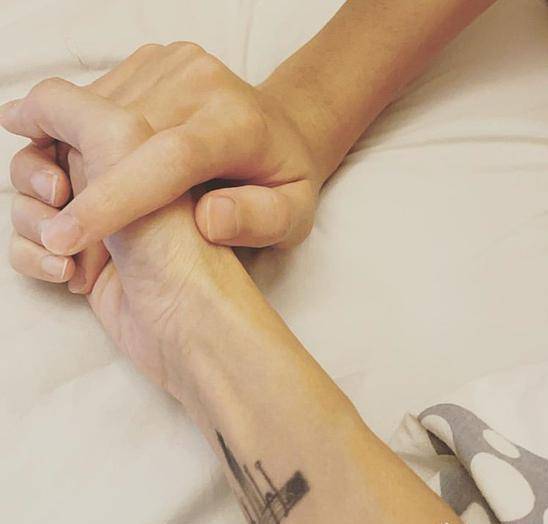 还分享了一张母子两的牵手照,lucas把手放在张柏芝手上,母子俩手握手