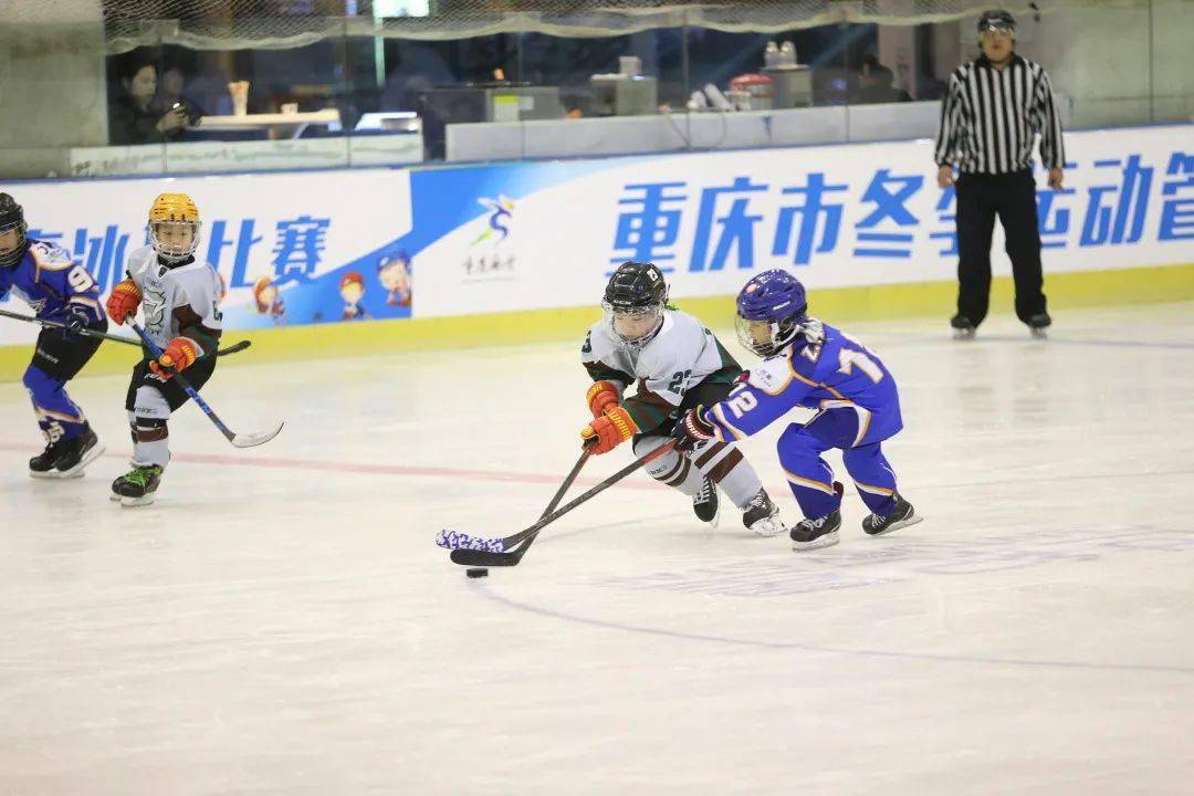 聚焦卓悦冰球队摘冠2021年重庆市少年儿童阳光体育冰球比赛激战落幕