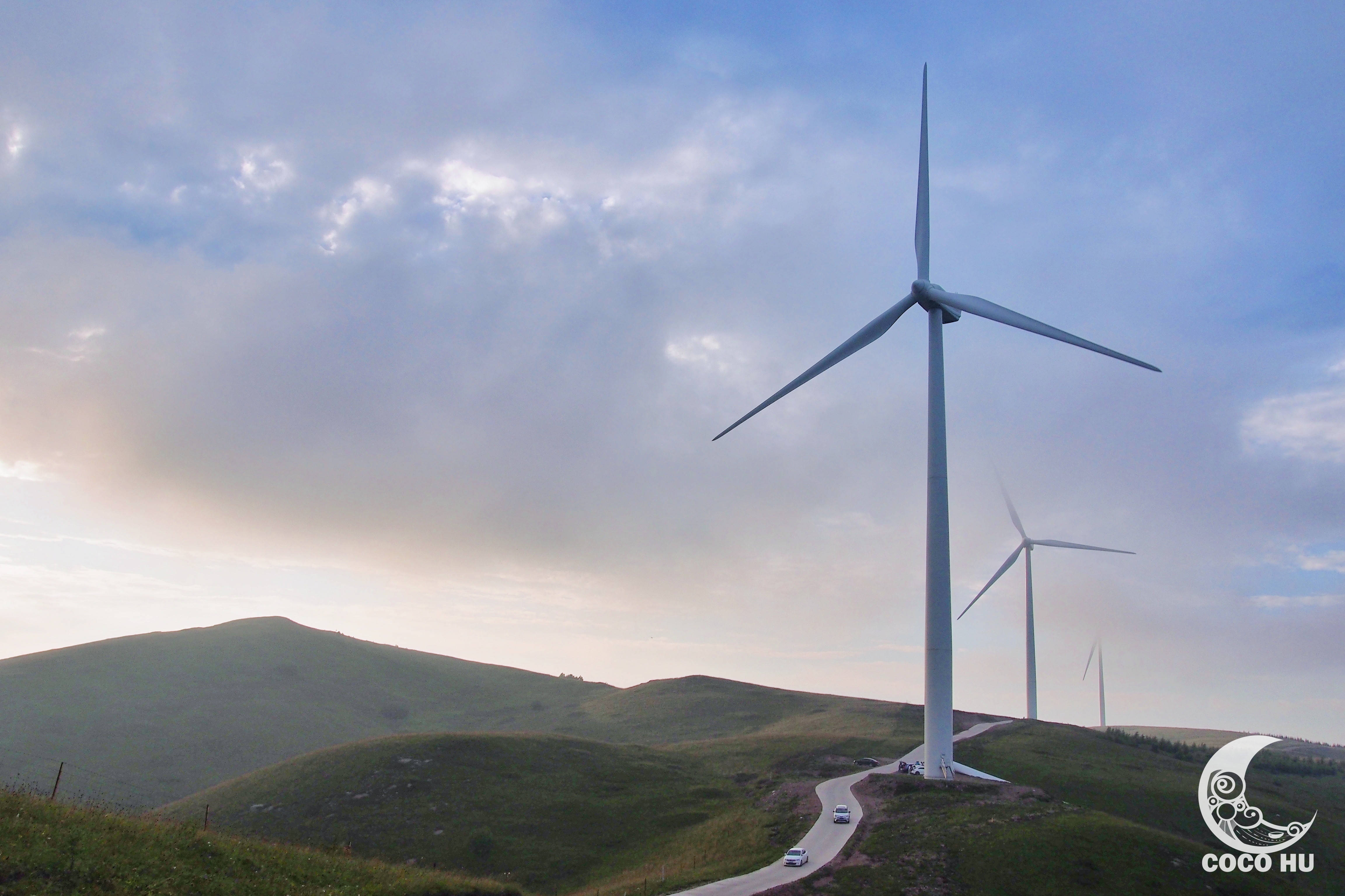 白色的风车缓缓转动,不但为城市输送电力,还传递着来自草原深处的浪漫