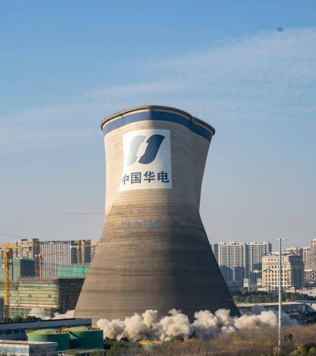 刚刚,半山电厂2号冷却塔成功拆除!