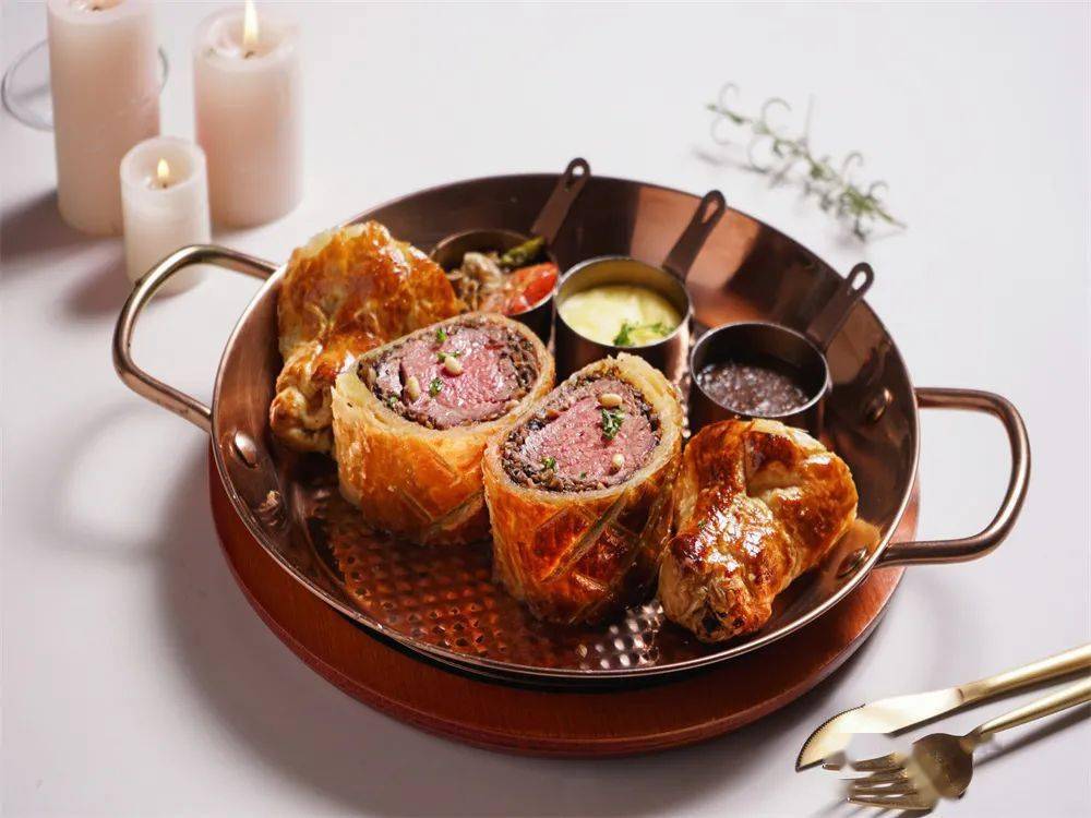 【蜜桃花开】牛排界顶流—解密"惠灵顿"的繁琐工艺