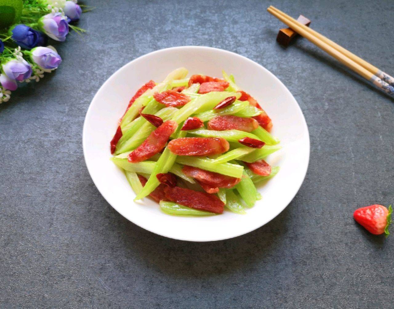 芹菜和腊肠这样炒就对了味道太香还不油腻出锅馋到流口水