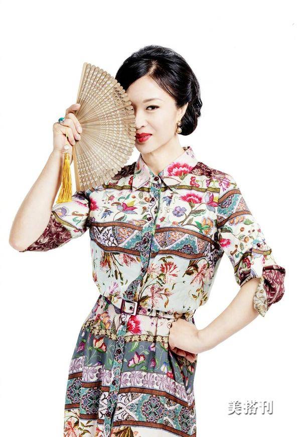 52岁金星霸气现身机场,穿黑色连体裤精神抖擞,网友:撞脸王祖蓝_旗袍