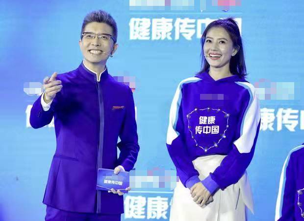 高圆圆朱广权罕同框粉唇配白皮裙似少女频频互动场面热烈