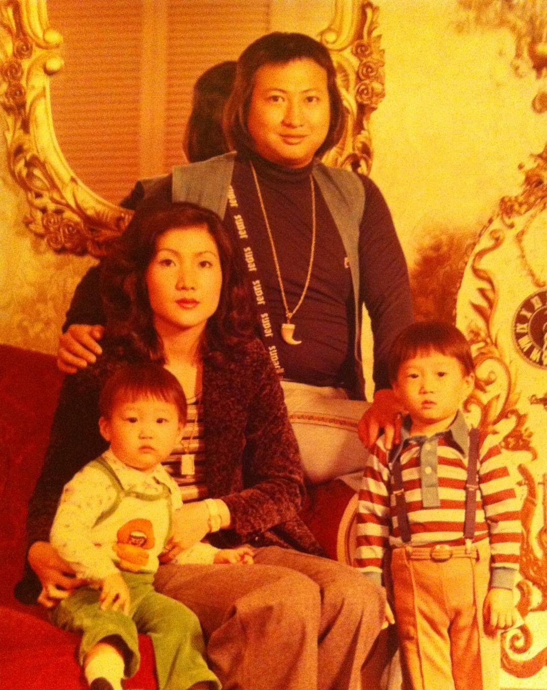 洪金宝的韩国前妻曹恩玉的旧照也被罕见曝光,她烫着卷发,五官精致气质