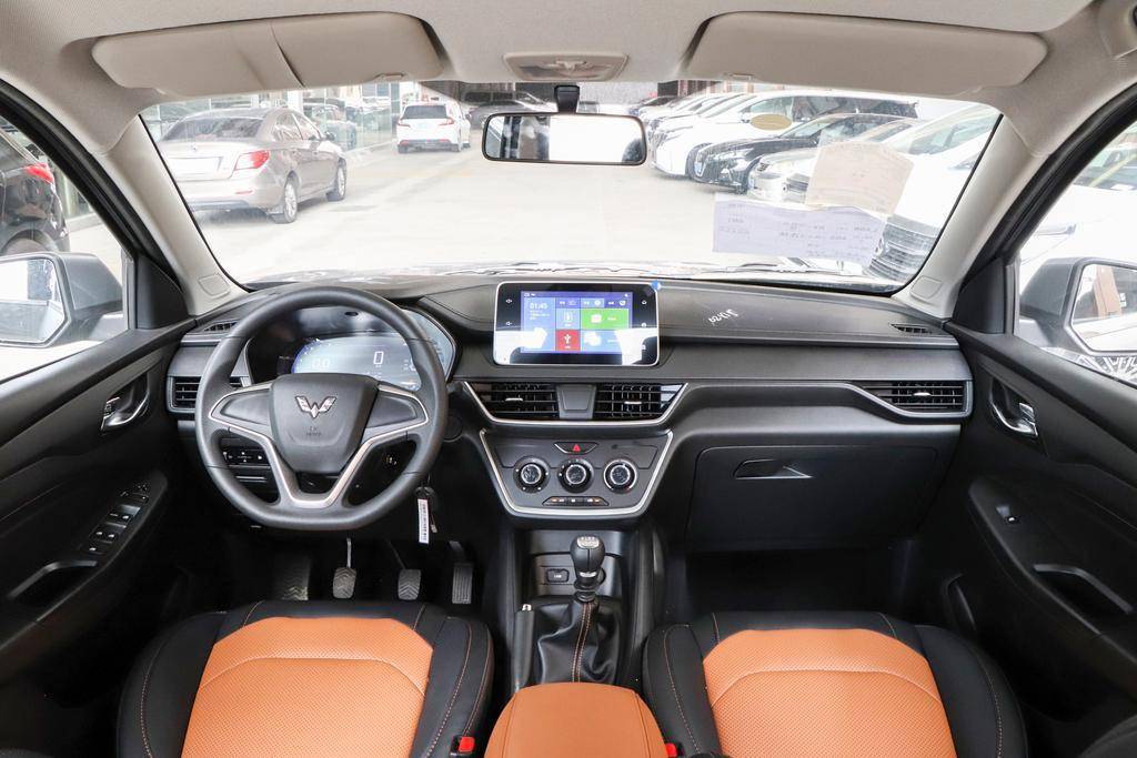 内饰方面,通过实车内饰图片就可以看出五菱宏光s3的内饰还采用了双色