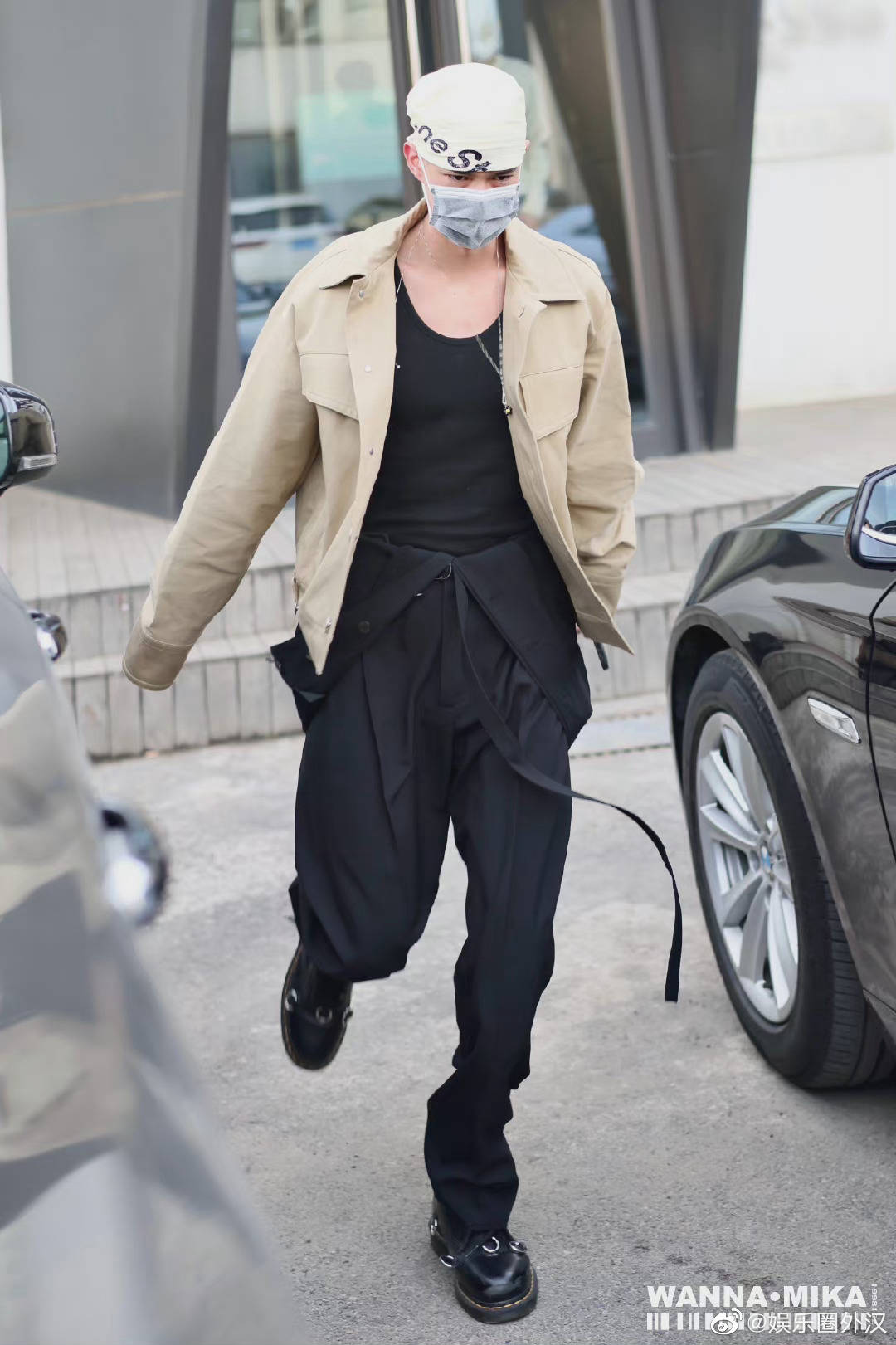 时尚博主米卡今日上班ootd 米色工装外套➕黑色连体裤?