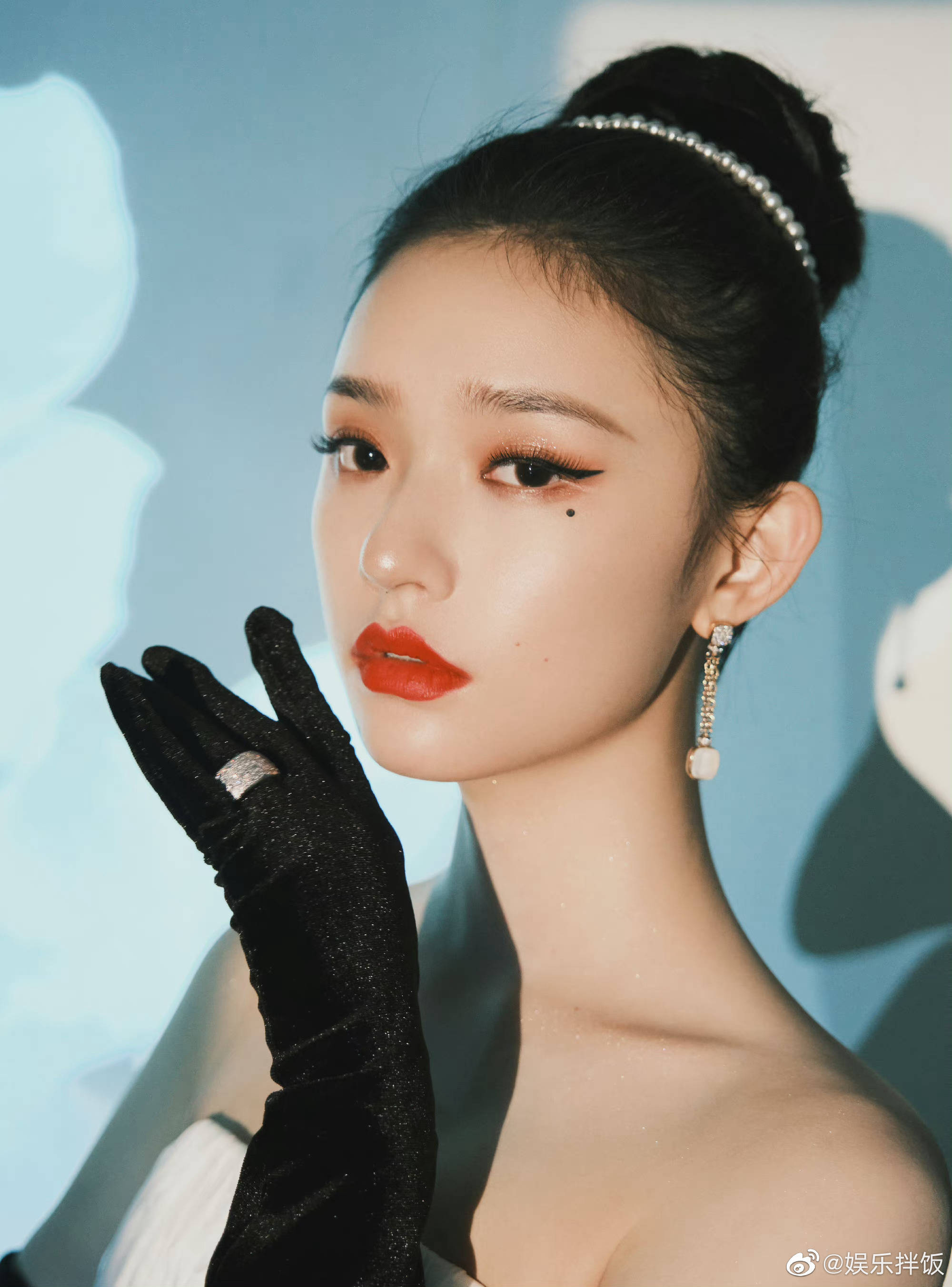 林允白色氧气感抹胸长裙亮相新康风格大赏红毯