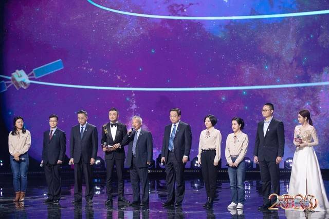 "央视boys"出道说脱口秀,央视网络春晚开办"青春嘉年华"_扶贫_中国