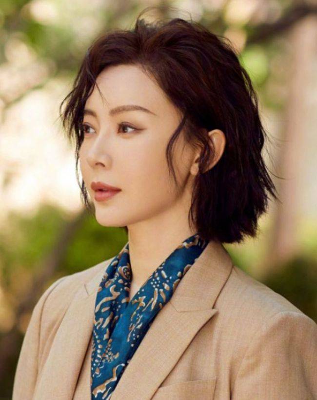 女人过了50岁放弃长发吧留短发会更适合你主要因为这3个原因