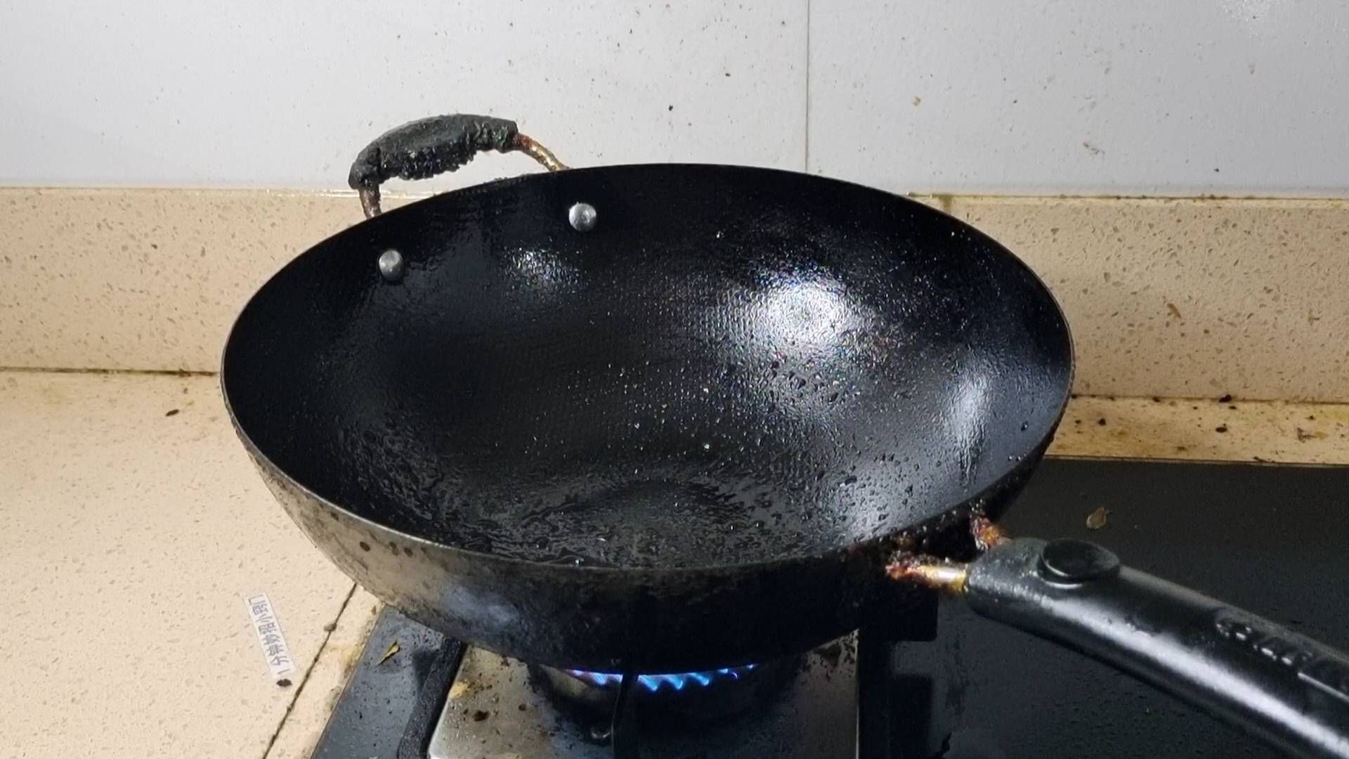 铁锅生锈了怎么办？教你一个开锅方法，轻松去除锈渍 - 知乎